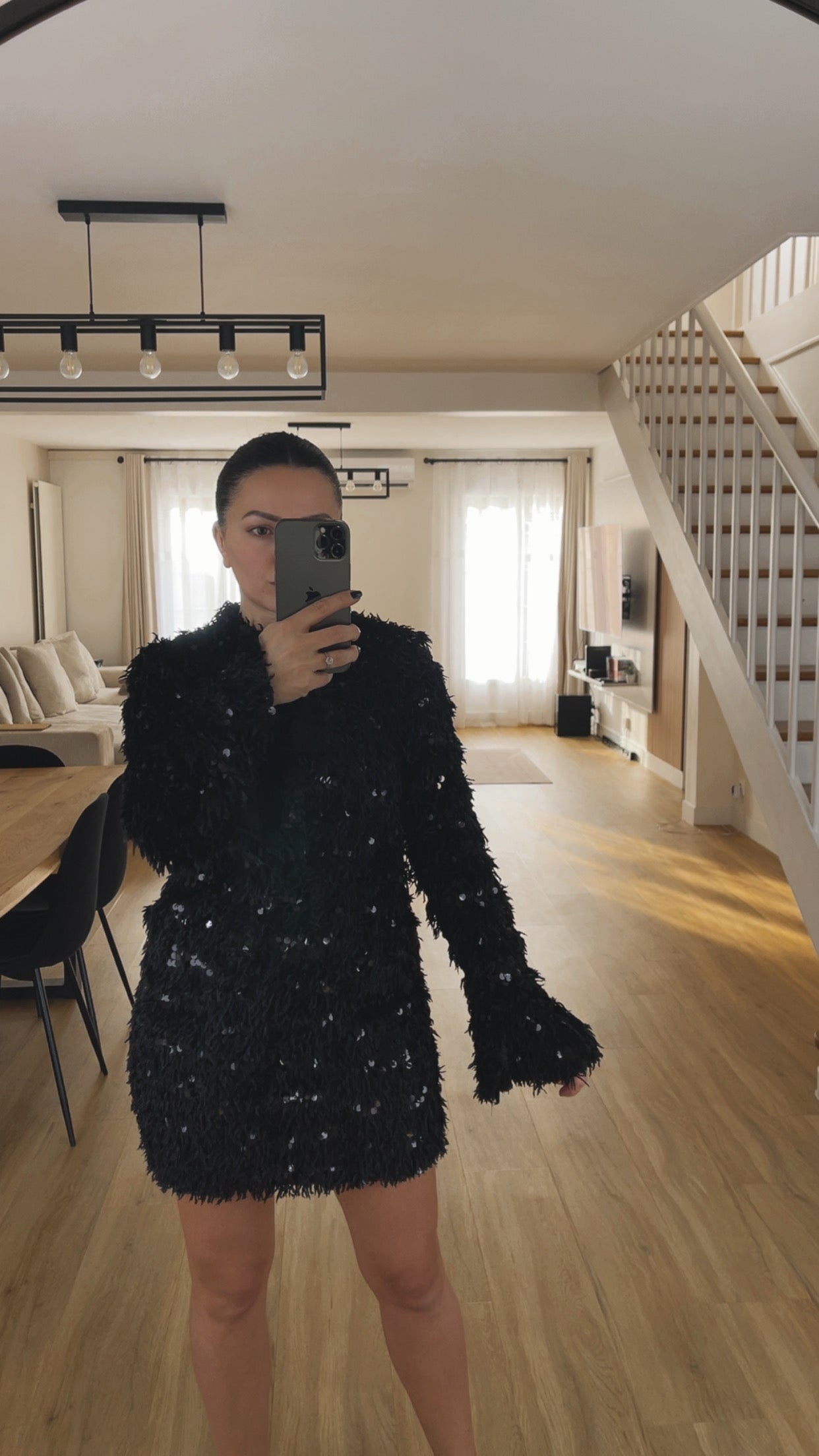 Robe noire texturée – Élégance moderne