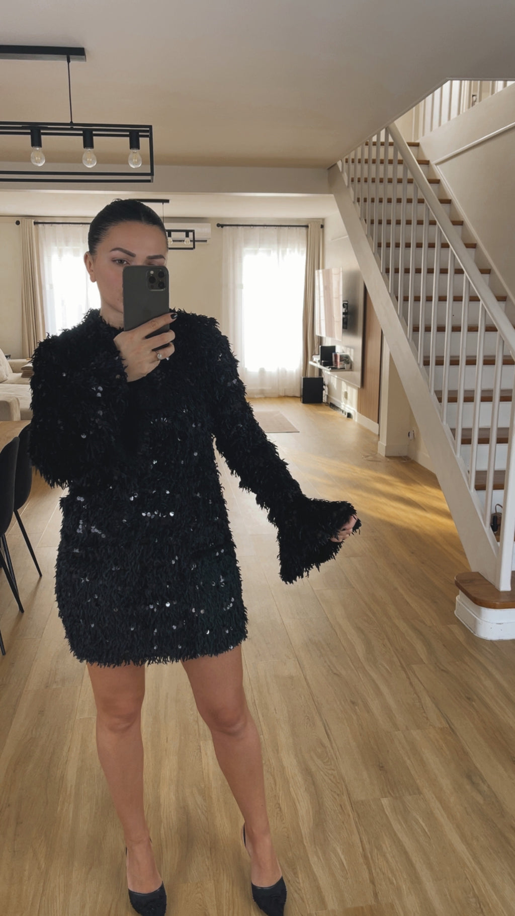 Robe noire texturée – Élégance moderne