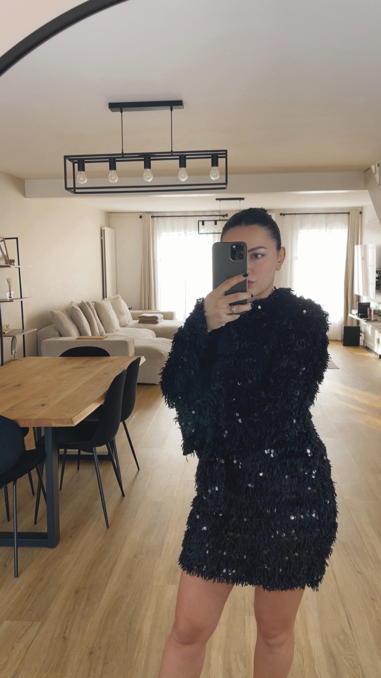 Robe noire texturée – Élégance moderne