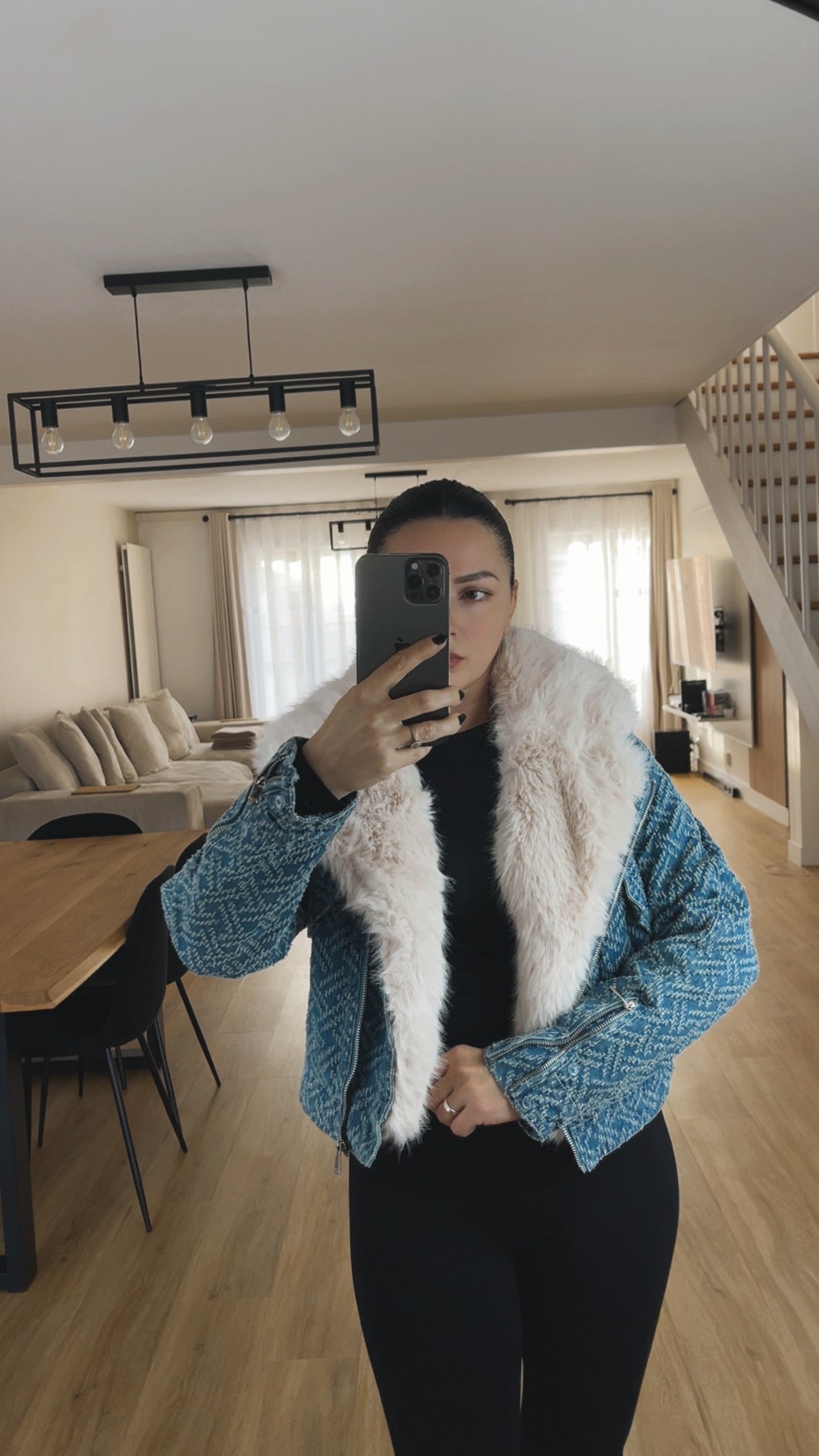 Veste courte en denim texturé avec col en fausse fourrure