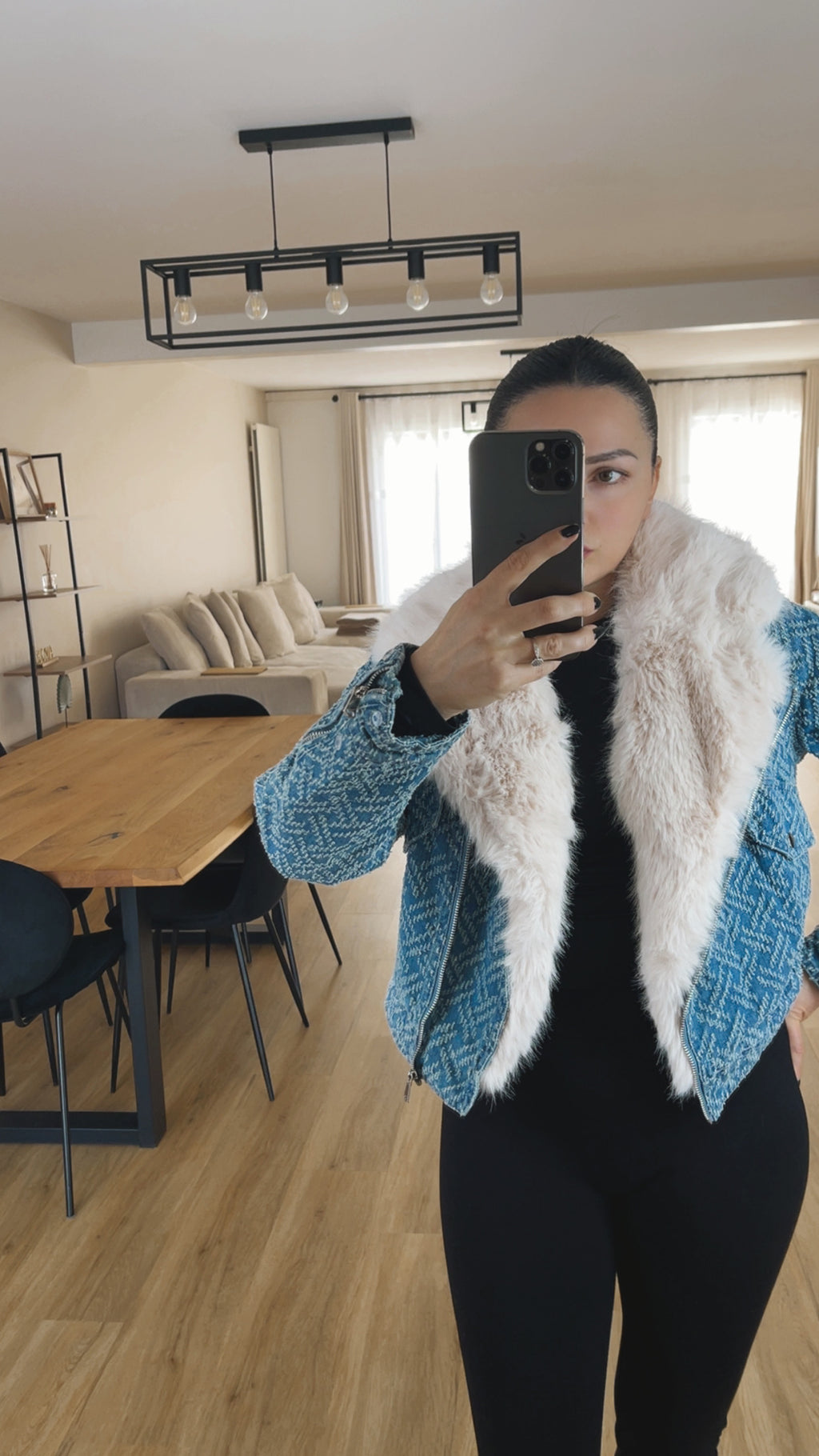 Veste courte en denim texturé avec col en fausse fourrure