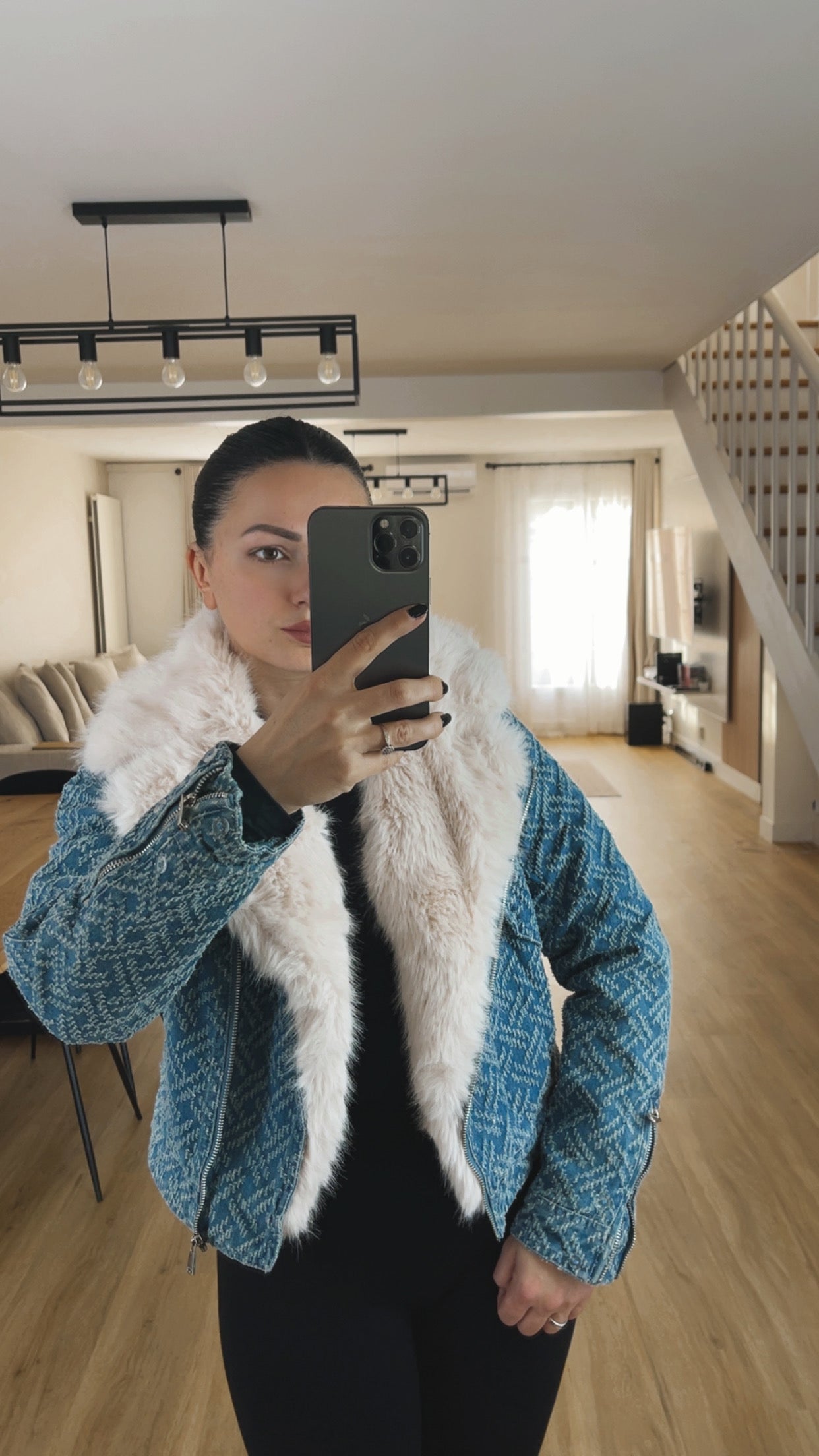 Veste courte en denim texturé avec col en fausse fourrure