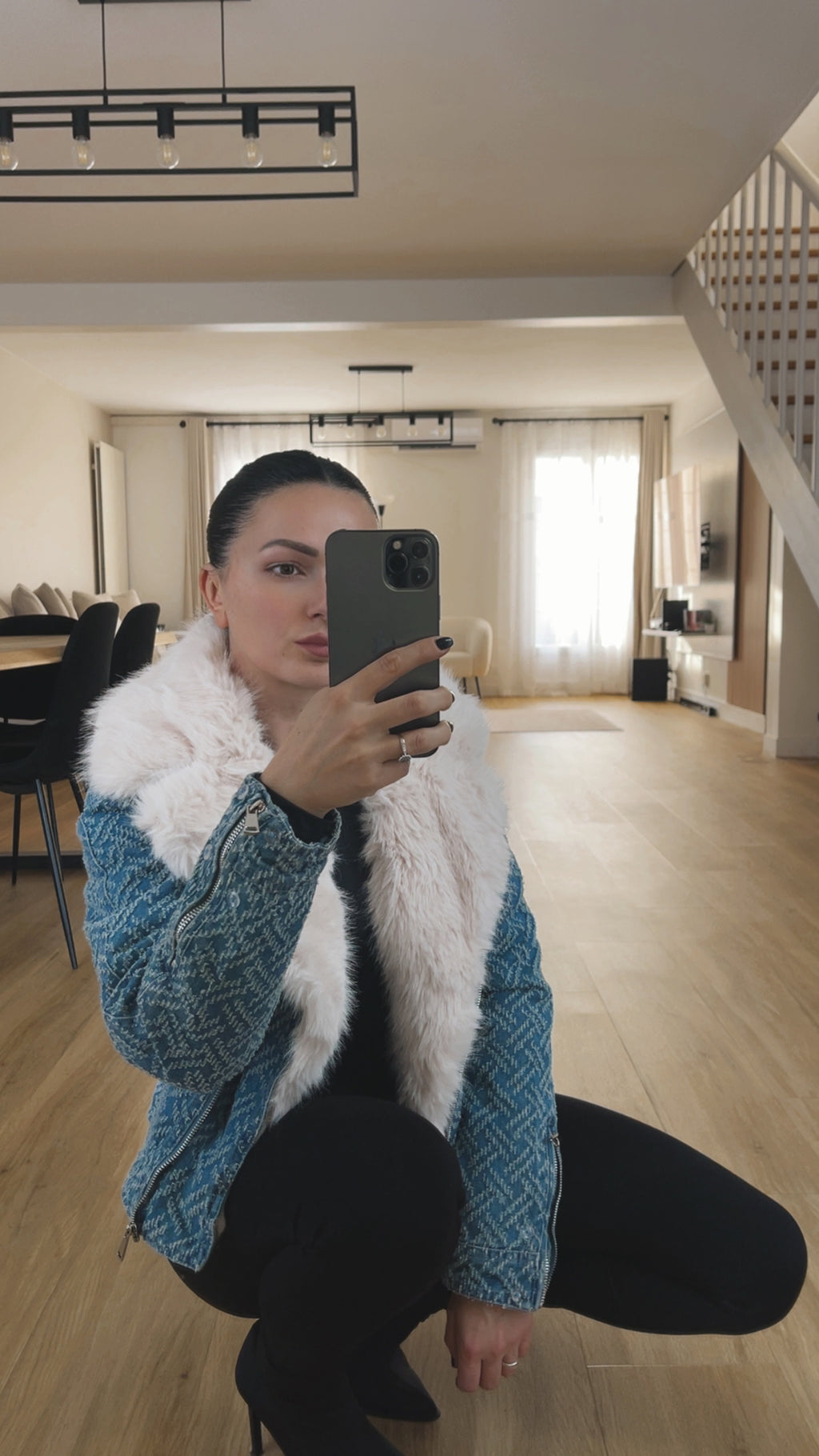 Veste courte en denim texturé avec col en fausse fourrure