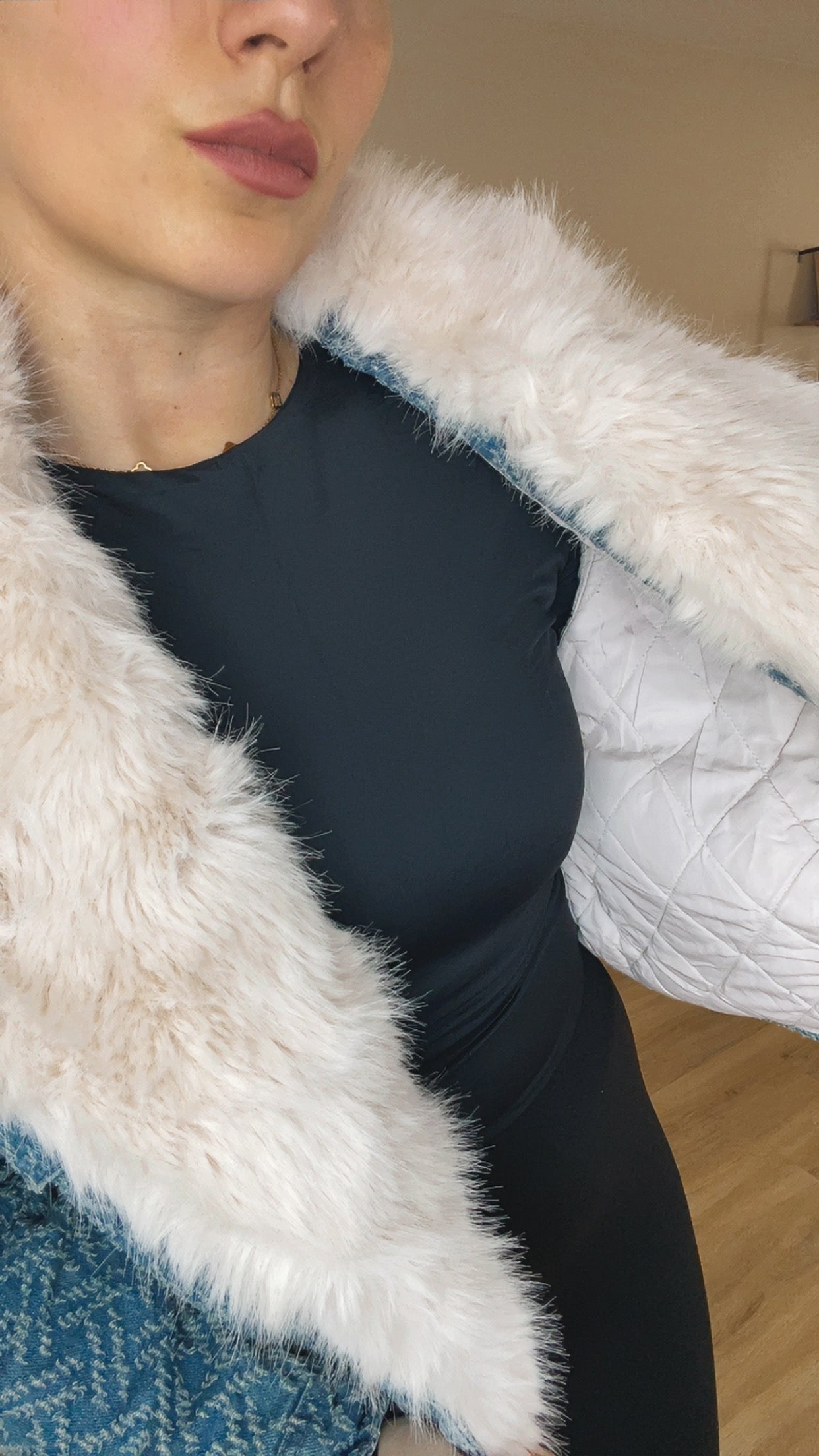 Veste courte en denim texturé avec col en fausse fourrure